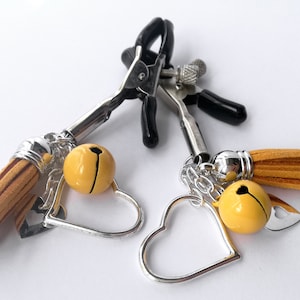 Gelbe Brustklammern, Intimkörperschmuck mit Kunstleder Quasten, Herzen, Glöckchen