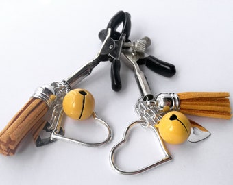 Pinzas para el pecho amarillas, joyería íntima con borlas de piel sintética, corazones y cascabeles.