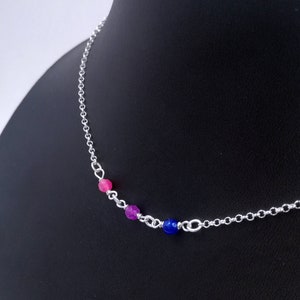 Gargantilha de cristal com bandeira do orgulho bissexual. Joias LGBTQ. Joias de prata esterlina com miçangas. Símbolo bi discreto. Ideia de presente. Escandinavo.
