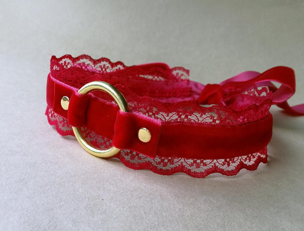 red lace collar