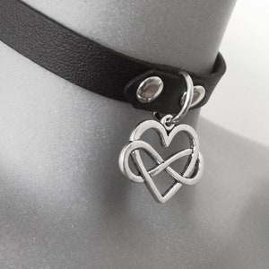 Herz Halsband aus Poly. Polyamouröses Symbol-Halsband. LGBTQ Schmuck. Schwarze Kunstleder Choker Halskette. Herz Unendlichkeit Schmuck. Größenverstellbar.