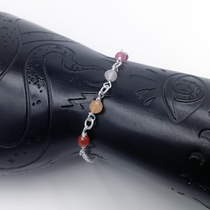 Pulsera de cristal con la bandera del orgullo lésbico. Joyería LGBTQ. Joyería de plata de ley con cuentas. Tobillera discreta con símbolo lésbico. Idea de regalo escandinava.