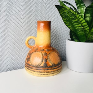 Vintage VEB HALDENSLEBEN Beige / Giallo Caramello Bianco e Nero Manico Vaso 4093 B Grasso Lava Ceramica della Germania Orientale anni &#39;60 anni &#39;70