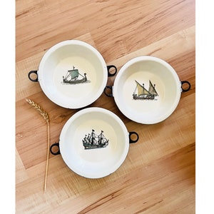 3er Set Vintage Emaille Teller, alter Weißblechteller, Emaille-Emailgeschirr, rustikale Bauernhausdekore, kleine Emailleschalen, Schiffsmuster