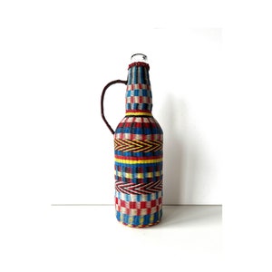 Vintage Weidenflasche Multicolor, rustikale Scoubidou-Flasche, Demijohn bunter Plastikdraht-Wickerflaschen-Krug, rustikales Retro-Dekor