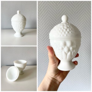 Vintage Avon Milk Glass Trinket Holder, Lidded Embossed Floral Daisy Jewelry Holder, White Glass Candy Dish, Glass Bonboniere Candy Dish