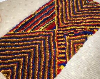 Vintage Latch Hook Rug, Mid Century Sofa Cover, Latch Hook Yart Art, Modern Wall Decor, Bohamian High Pile Fiber Rug, Handmade Hooked Rug