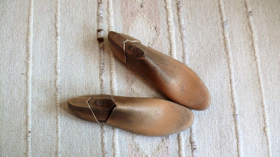 Paire D'embauchoirs (formes) Anciens En Bois - Outil De Cordonnier Vintage - Origine France - Objet De Décoration