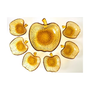 saladiers vintage en verre ambré jaune, ensemble de 7 plats de service, plats en verre texturé ambre jaune en forme de pomme du milieu du siècle, bols à dessert des années 70