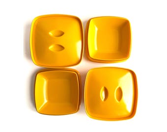 Vintage melamin Sunshine Yellow tallrikar skål serveringsset 12 delar, mid-century gul plastbehållare, melamin Melotoys låda med lock 1970-talet