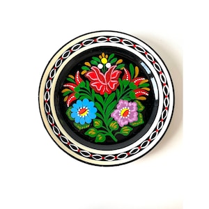Piatto da parete vintage in gres ungherese di arte popolare Matyo, fiori tradizionali contadini in ceramica ungherese dipinti a mano, attaccapanni in maiolica