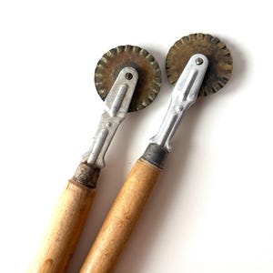 Set of 2 Vintage Pastry Dough Cutter,Rusty Noodle Cutter,Pastry Crimper Pastry Wheel,Roly-poly Cutter Crimper Wheel with Wooden Handle No.1