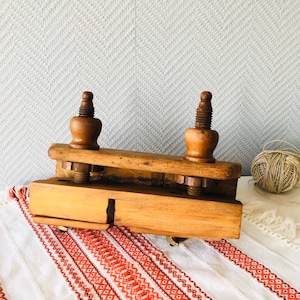 Vintage houten vliegtuig timmerman tool uit de jaren 1960, antieke houten schaafmachine schaven handgereedschap, boerderij stijl rustieke houten hand schaafmachine, collectible tool