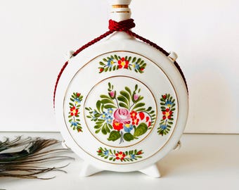 ハンガリーの伝統的な陶器の白いフラスコ、アンティークの手描き陶器