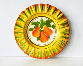 Assiette murale émaillée vintage, décoration de cuisine rustique, plat de cuisine de ferme à motif poire, assiette ondulée émaillée colorée, ustensiles en émail des années 60