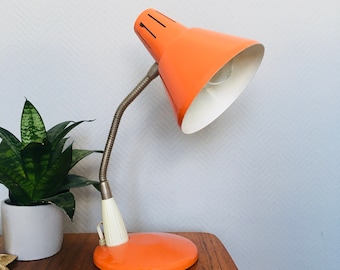 Vintage Schreibtischlampe, Studententischlampe, Mid Century Europa Design, Art Deco Licht, hergestellt in Polen, Nachttischlampe, industrielle orange Lampe
