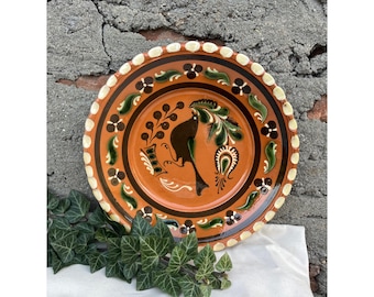 Prato folclórico húngaro vintage pintado à mão, peça grande de cerâmica antiga Karcag para decoração de parede.