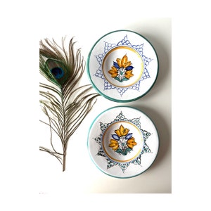 Set di 2 piatti da parete in ceramica ungherese di arte popolare vintage, ceramica dipinta a mano, Ungheria tradizionale, piatti da parete vintage dipinti a mano
