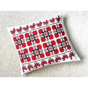 Funda de almohada vintage de folclore húngaro tradicional sin almohada, bordada a mano en lona blanca, con punto de cruz.