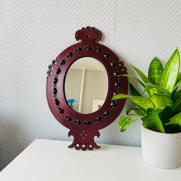 Miroir mural ovale vintage dans un cadre en cuir outillé à la main, miroir de vanité en cuir outillé fait à la main, décor mural du milieu du siècle, style boho