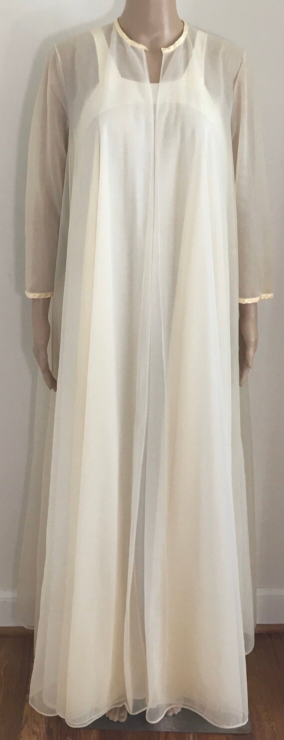 Vintage 50’s peignoir set by Vanity Fair. Cream c