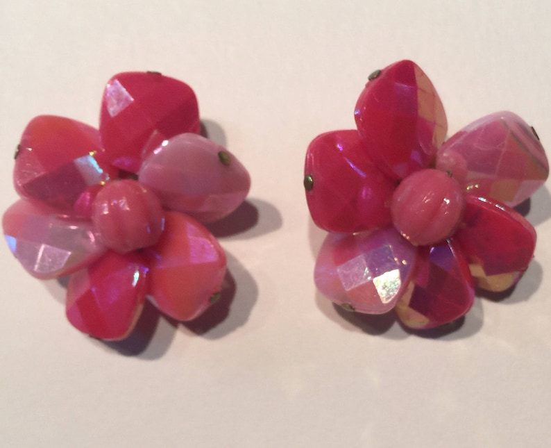 Vintage pink clip on earrings Large pink flower clip on earrings Vintage pink floral clip on earrings Vintage flower power earrings.