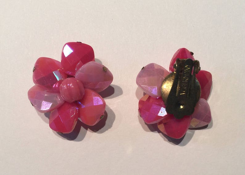 Vintage pink clip on earrings Large pink flower clip on earrings Vintage pink floral clip on earrings Vintage flower power earrings.