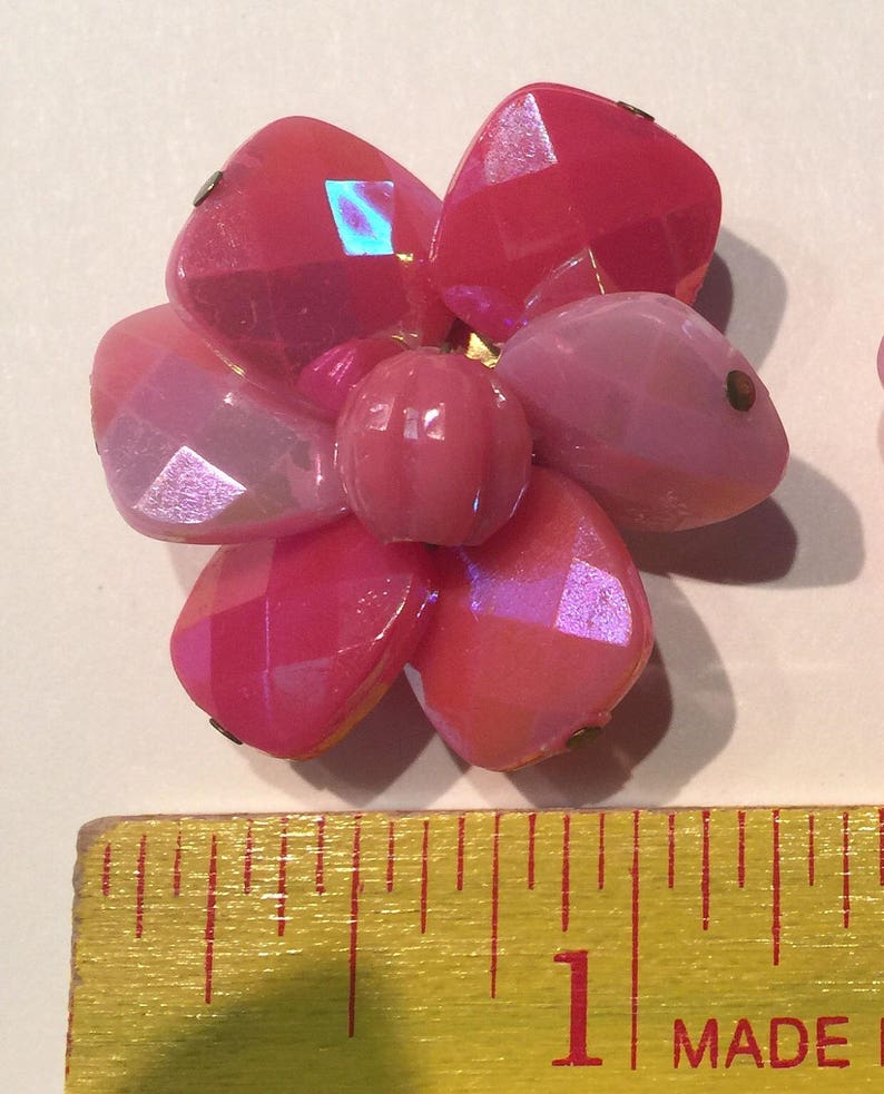 Vintage pink clip on earrings Large pink flower clip on earrings Vintage pink floral clip on earrings Vintage flower power earrings.