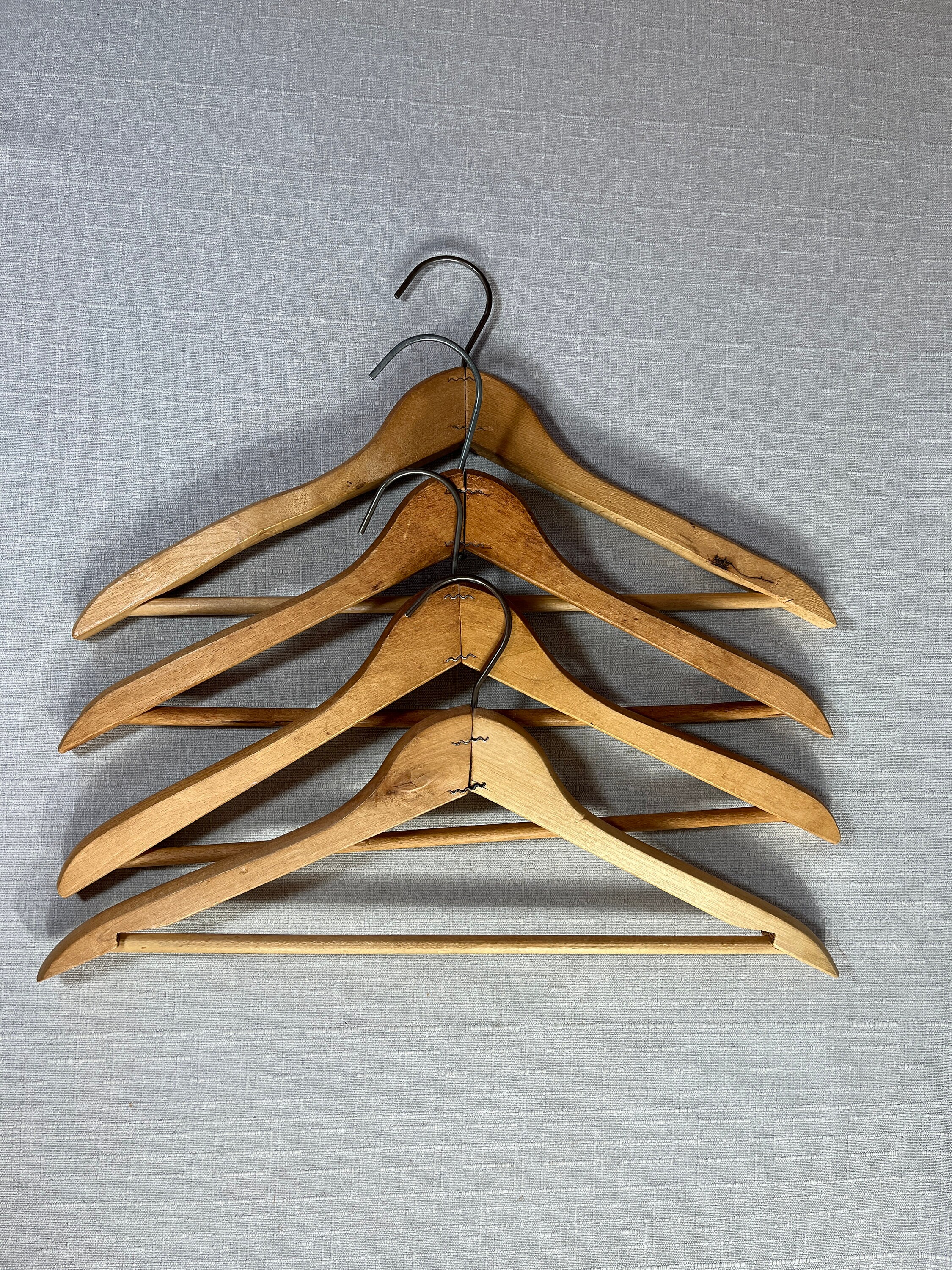 Stevig Ass Keel 4 Vintage Wood Clothes Hangers A36 Mismatched Coat - Etsy