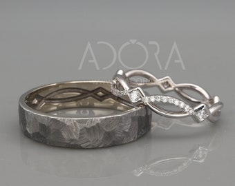 Puede incluir: Dos alianzas de boda, una con acabado martillado y la otra con un diseño delicado e entrelazado, acentuado con pequeños diamantes.