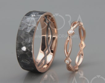 Puede incluir: Un par de anillos de boda. La banda de la izquierda está hecha de fibra de carbono negra con un acabado martillado y tres pequeños diamantes. La banda de la derecha está hecha de oro rosa con un diseño delicado e entrelazado y cinco pequeños diamantes.