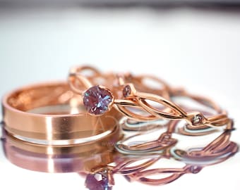 Handgemaakte Keltische trouwringen van 14 karaats roségoud, bezet met synthetische alexandriet en diamanten | Ringen voor hem en haar, bezet met alexandriet en diamanten