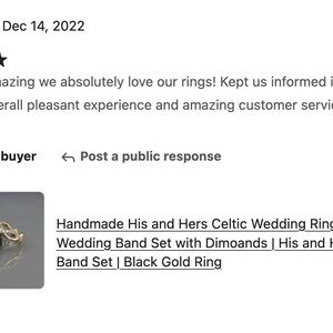 Pode incluir: Um par de alian&ccedil;as, uma com um design de n&oacute; celta e a outra com um acabamento texturizado. As alian&ccedil;as s&atilde;o feitas de ouro 14 quilates e t&ecirc;m um acabamento em ouro preto. A legenda diz "Handmade His and Hers Celtic Wedding Ring Set | 14k Gold Wedding Band Set with Dimoands | His and Hers Wedding Band Set | Black Gold Ring".