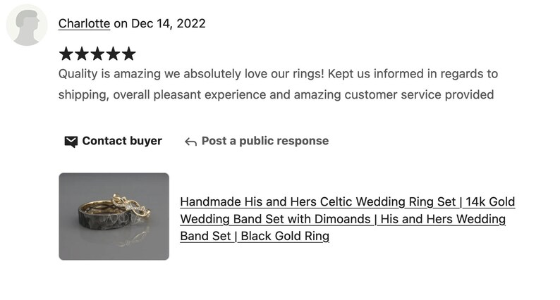 Pode incluir: Um par de alian&ccedil;as, uma com um design de n&oacute; celta e a outra com um acabamento texturizado. As alian&ccedil;as s&atilde;o feitas de ouro 14 quilates e t&ecirc;m um acabamento em ouro preto. A legenda diz "Handmade His and Hers Celtic Wedding Ring Set | 14k Gold Wedding Band Set with Dimoands | His and Hers Wedding Band Set | Black Gold Ring".