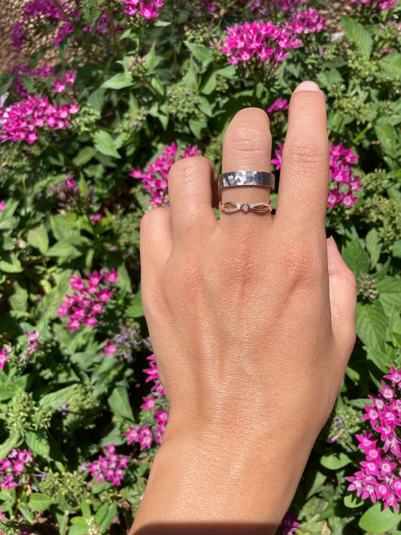 Pode incluir: Duas alian&ccedil;as de prata em um dedo. A alian&ccedil;a superior &eacute; uma banda larga com textura martelada. A alian&ccedil;a inferior &eacute; uma banda delicada com um design em forma de diamante.
