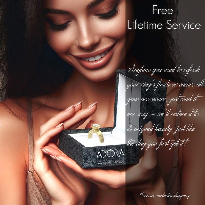 Pode incluir: Uma mulher est&aacute; segurando uma caixa de anel aberta, revelando um anel de ouro com um grande diamante. A caixa &eacute; preta com as palavras "ADORA" e "www.byADORA.com" impressas nela. O texto "Free Lifetime Service" est&aacute; no topo da imagem. O texto abaixo da caixa diz: "Anytime you want to refresh your ring's finish or ensure all gems are secure, just send it our way - we'll restore it to its original beauty, just like the day you first got it! *service excludes shipping."