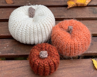 Calabazas de punto rellenas para decoración de otoño