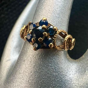 Vintage 9ct solid Gold and Sapphire cluster Vintage Ring 9K. Fully hallmarked