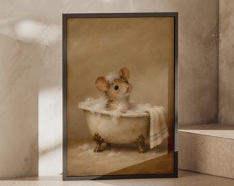 Può includere: Una stampa artistica da parete incorniciata che raffigura un piccolo topo marrone seduto all'interno di una vasca da bagno bianca con piedini, piena di bolle di sapone. Il topo ha della schiuma sulla testa e un asciugamano bianco a righe blu pende dal bordo.