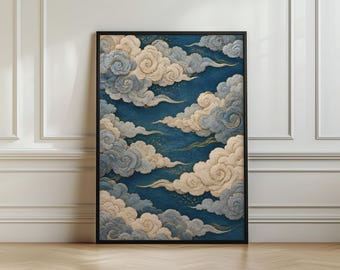 Può includere: Una stampa artistica da parete verticale incorniciata con uno sfondo blu intenso pieno di nuvole vorticose e strutturate nelle tonalità crema, beige e azzurro. Le nuvole hanno un aspetto dimensionale a strati con sottili accenti dorati.