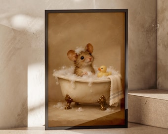 Può includere: Una stampa artistica incorniciata raffigurante un topo marrone seduto in una vasca da bagno bianca con piedini, piena di bolle di sapone. Una piccola papera di gomma gialla è accanto al topo e un asciugamano bianco pende dal bordo.