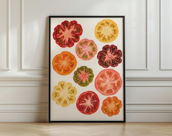Può includere: Una stampa artistica incorniciata che mostra una collezione di undici fette di pomodori antichi in vari colori, tra cui rosso intenso, arancione brillante, giallo pallido, rosa tenue e verde variegato, disposte su uno sfondo bianco sporco.