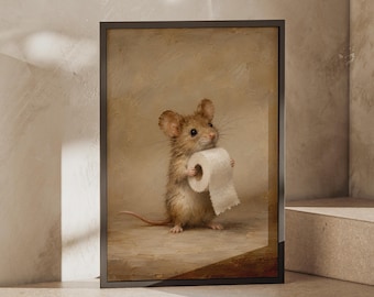 Può includere: Una stampa artistica da parete incorniciata raffigurante un topo marrone in piedi su una superficie color marrone chiaro. Il topo tiene un piccolo rotolo di carta igienica bianca con entrambe le zampe anteriori. Lo sfondo è beige con pennellate visibili.