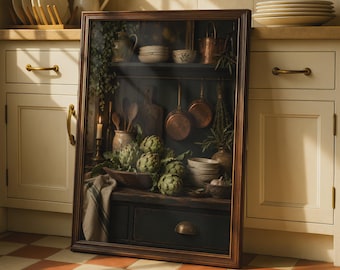 Può includere: Un'opera d'arte da parete rettangolare incorniciata che raffigura un interno cucina scuro con una mensola in legno, pentole in rame, una ciotola di carciofi, ciotole in ceramica, cucchiai di legno, una candela accesa e un panno a righe.