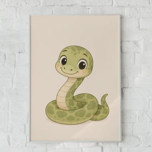 Può includere: Una stampa artistica da parete incorniciata raffigurante l'illustrazione a cartone animato di un piccolo serpente verde con macchie verde scuro, grandi occhi neri e ventre beige chiaro. Il serpente è avvolto su uno sfondo beige chiaro.
