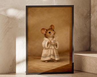 Può includere: Una stampa artistica incorniciata raffigurante un topo marrone che indossa un accappatoio color crema con strisce azzurre, che tiene in mano una piccola tazza da tè fumante con piattino. Il topo è su uno sfondo beige in una cornice nera.