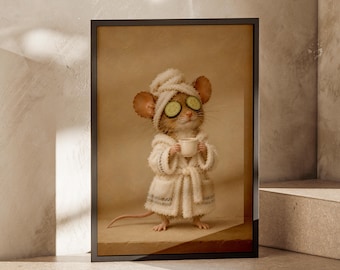 Può includere: Una stampa artistica incorniciata raffigurante un topo marrone che indossa un accappatoio in spugna bianco e un asciugamano abbinato avvolto sulla testa. Il topo ha due fette di cetriolo sugli occhi e tiene una tazzina in ceramica bianca.