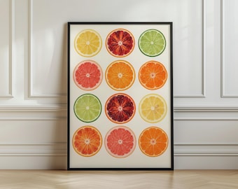 Può includere: Una stampa artistica incorniciata che presenta una griglia di dodici sezioni trasversali circolari di vari agrumi, inclusi limoni gialli, lime verdi, arance vivaci e arance rosse su uno sfondo color crema chiaro.
