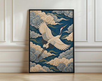 Può includere: Una stampa artistica incorniciata raffigurante una gru bianca con una corona rossa che vola attraverso un cielo blu scuro pieno di nuvole testurizzate e vorticose color crema e azzurro. L'opera include accenti dorati e linee sottili.