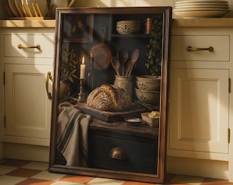 Può includere: Una stampa artistica incorniciata che raffigura una scena di cucina rustica con una pagnotta di pane a lievitazione naturale su un tagliere di legno, una candela accesa in un portacandele in ottone, cucchiai di legno, ciotole e un panno di lino.